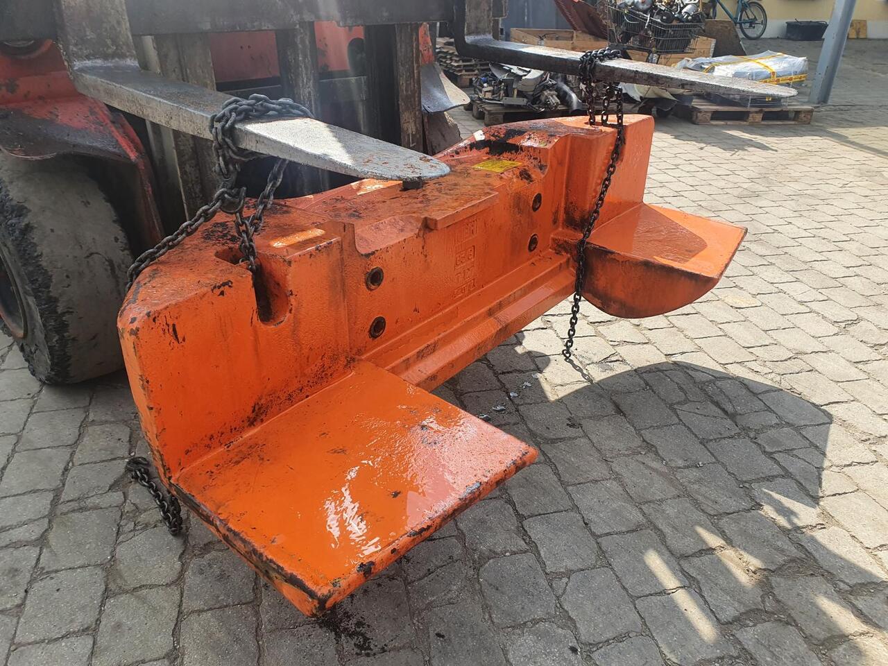 Hitachi ZW 220 - Counterweight for Wheel loader: picture 3 Hitachi ZW 220 - Counterweight for Wheel loader: picture 3