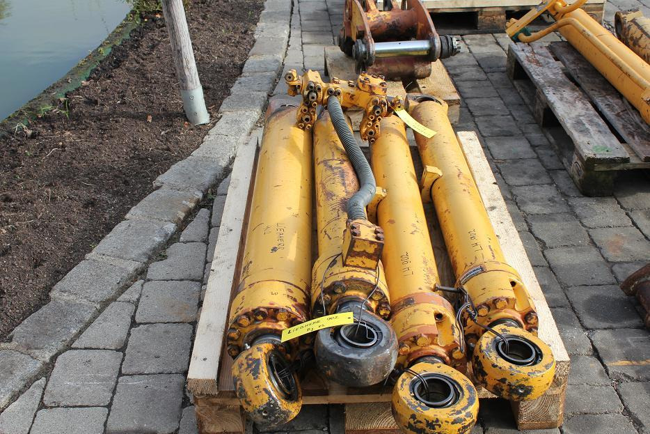 Liebherr 902 - Hydraulic cylinder for Construction machinery: picture 1 Liebherr 902 - Hydraulic cylinder for Construction machinery: picture 1