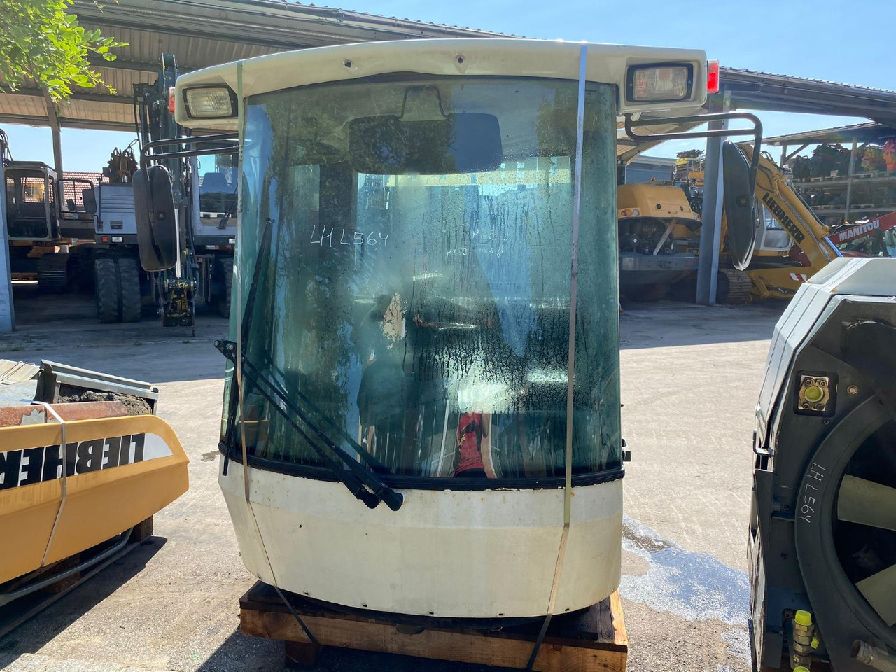 Liebherr L 564 - Cab for Construction machinery: picture 3 Liebherr L 564 - Cab for Construction machinery: picture 3