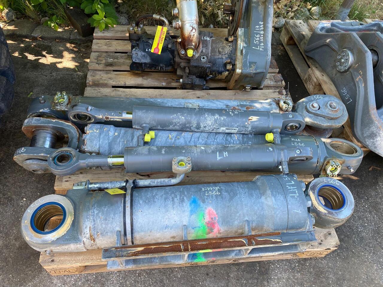 Liebherr L 566 - Hydraulic cylinder for Construction machinery: picture 2 Liebherr L 566 - Hydraulic cylinder for Construction machinery: picture 2