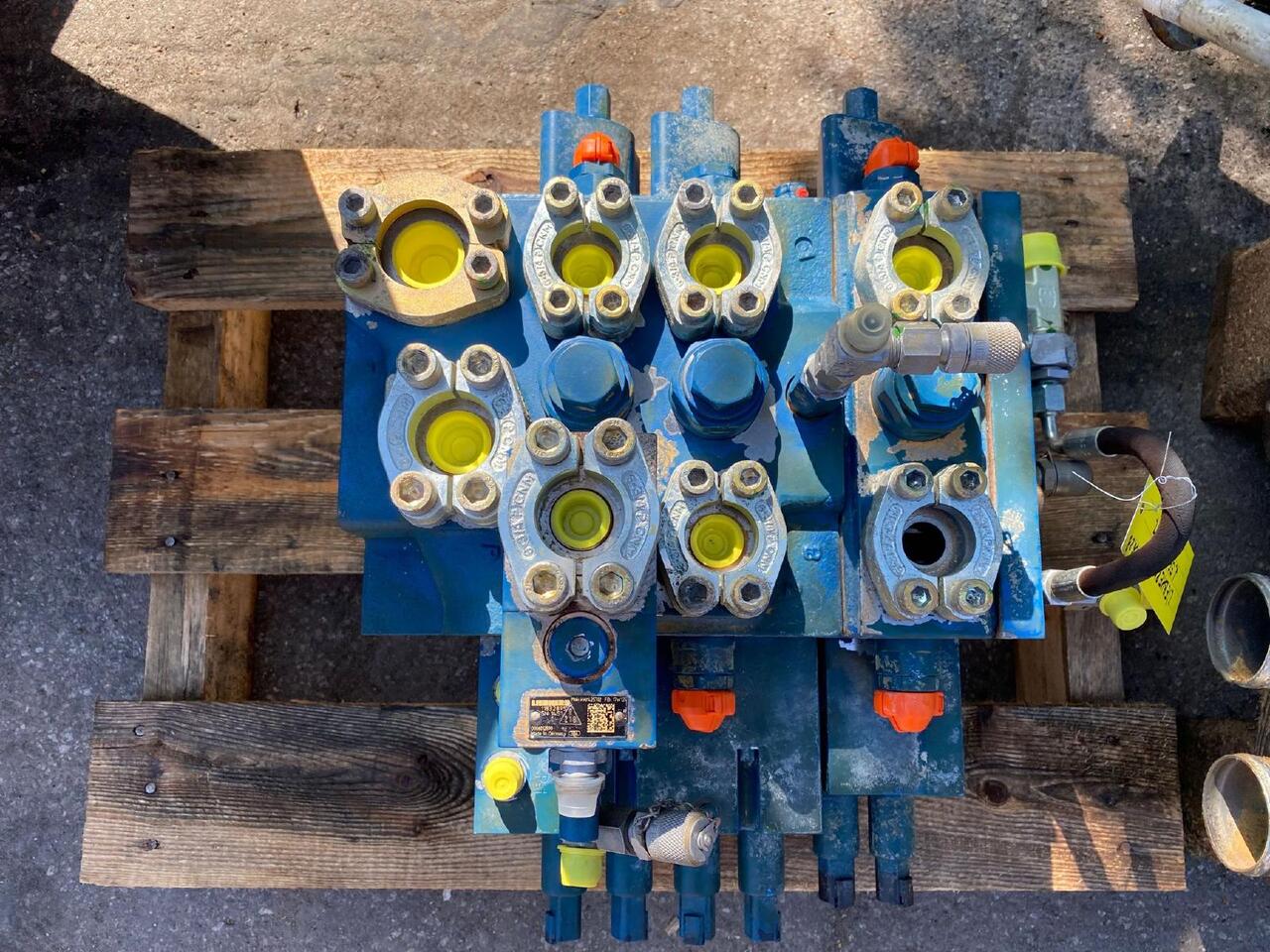 Liebherr L 566 - Hydraulic valve for Construction machinery: picture 1 Liebherr L 566 - Hydraulic valve for Construction machinery: picture 1