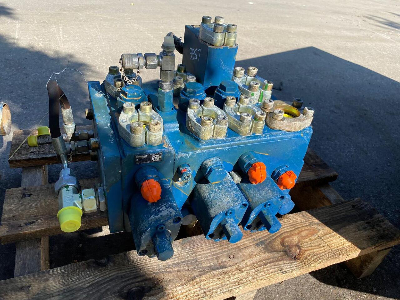 Liebherr L 566 - Hydraulic valve for Construction machinery: picture 4 Liebherr L 566 - Hydraulic valve for Construction machinery: picture 4