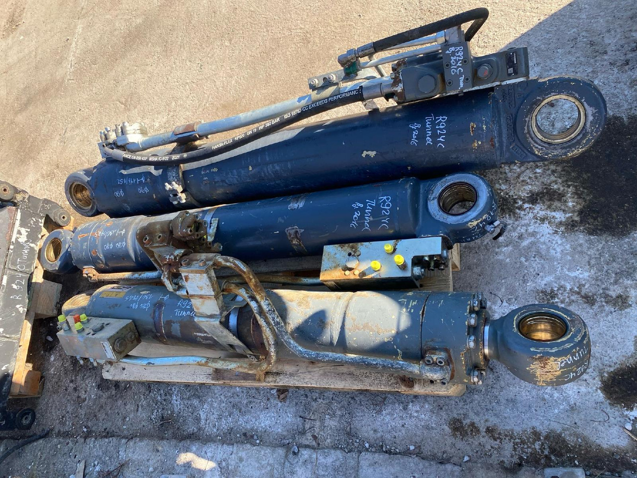 Liebherr R 924 C - Hydraulic cylinder for Construction machinery: picture 4 Liebherr R 924 C - Hydraulic cylinder for Construction machinery: picture 4