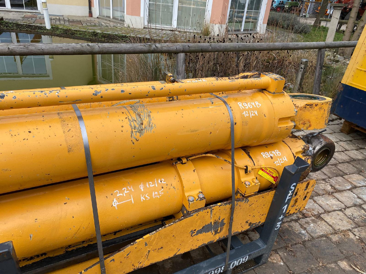 Liebherr R 964 B LIT - Hydraulic cylinder for Construction machinery: picture 2 Liebherr R 964 B LIT - Hydraulic cylinder for Construction machinery: picture 2