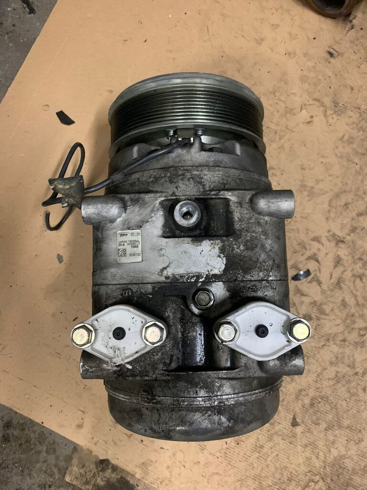 Sprężarka kompresor klimatyzacji VALEO TM65 HFC-134a 126V082172 T42439 - A/C compressor for Truck: picture 1 Sprężarka kompresor klimatyzacji VALEO TM65 HFC-134a 126V082172 T42439 - A/C compressor for Truck: picture 1