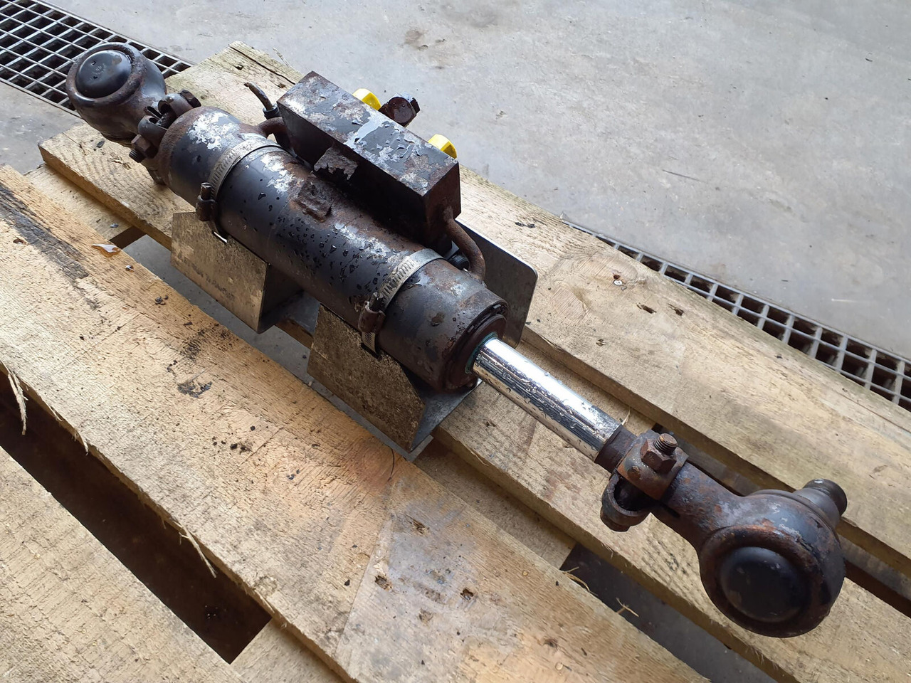 FAUN ATF 45-3 steering cilinder right axle 3 - Hydraulic cylinder for Mobile crane: picture 3 FAUN ATF 45-3 steering cilinder right axle 3 - Hydraulic cylinder for Mobile crane: picture 3