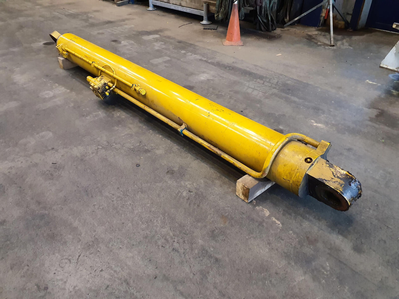 Grove GMK 3050 boom cylinder - Hydraulic cylinder for Mobile crane: picture 1 Grove GMK 3050 boom cylinder - Hydraulic cylinder for Mobile crane: picture 1