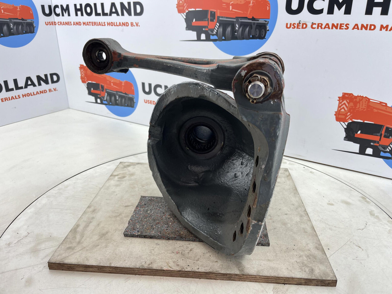 Grove GMK 3055 Steering knuckle 16 holes axle 2 left - Steering knuckle for Mobile crane: picture 5 Grove GMK 3055 Steering knuckle 16 holes axle 2 left - Steering knuckle for Mobile crane: picture 5
