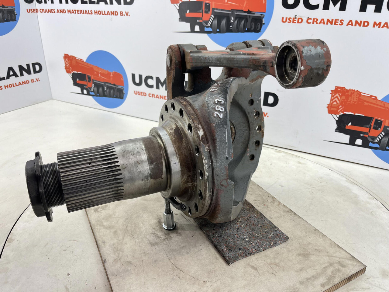 Grove GMK 3055 Steering knuckle 16 holes axle 2 left - Steering knuckle for Mobile crane: picture 1 Grove GMK 3055 Steering knuckle 16 holes axle 2 left - Steering knuckle for Mobile crane: picture 1