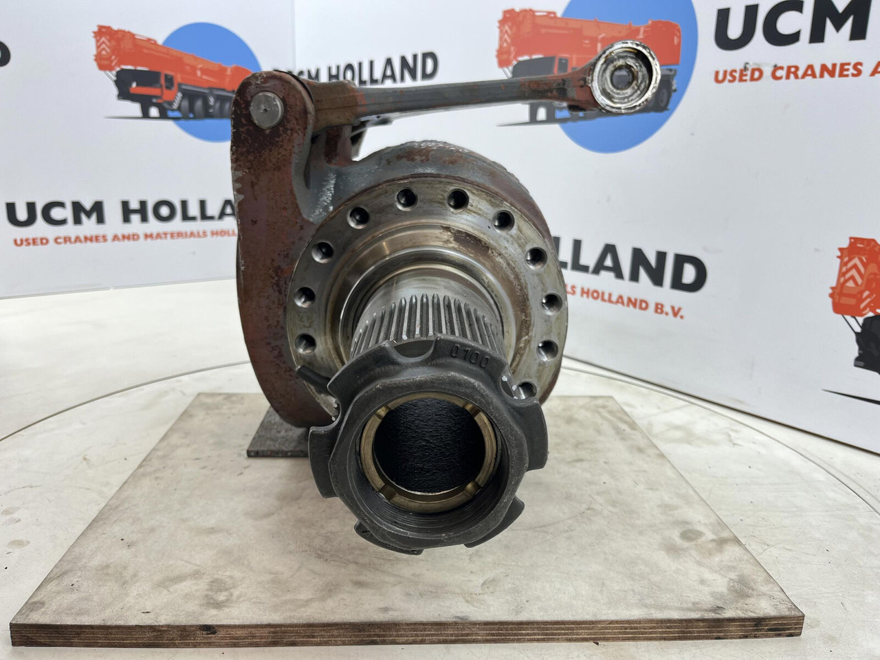Grove GMK 3055 Steering knuckle 16 holes axle 2 left - Steering knuckle for Mobile crane: picture 2 Grove GMK 3055 Steering knuckle 16 holes axle 2 left - Steering knuckle for Mobile crane: picture 2
