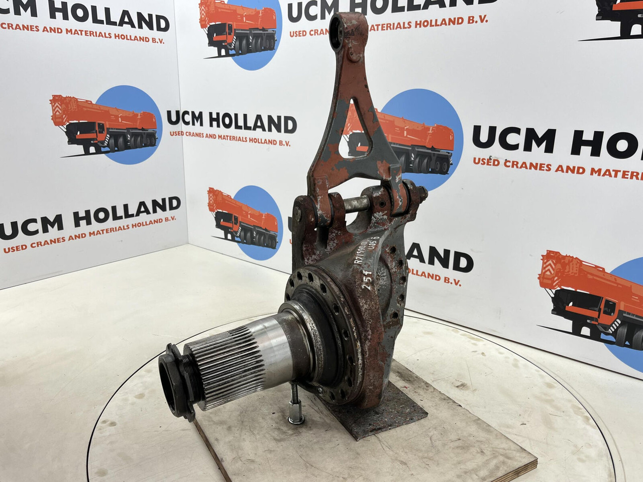 Grove GMK 3055 Steering knuckle 16 holes axle 3 right - Steering knuckle for Crane: picture 1 Grove GMK 3055 Steering knuckle 16 holes axle 3 right - Steering knuckle for Crane: picture 1