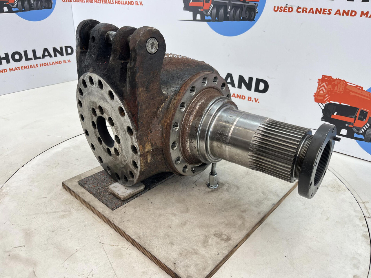 Grove GMK Megatrak steering knuckle 16 holes - Steering knuckle for Crane: picture 3 Grove GMK Megatrak steering knuckle 16 holes - Steering knuckle for Crane: picture 3