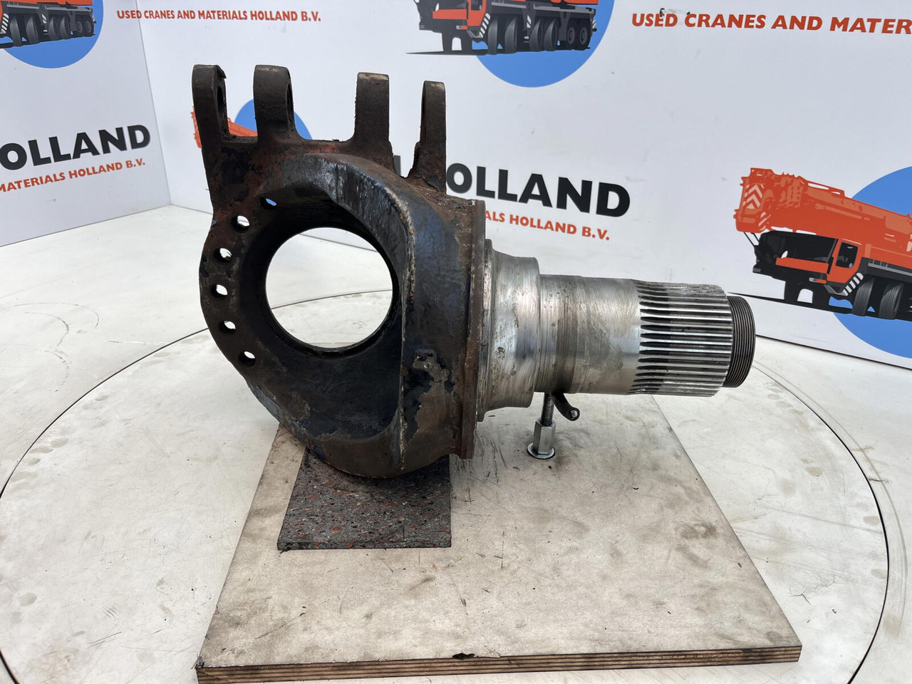 Grove GMK Megatrak steering knuckle 16 holes - Steering knuckle for Mobile crane: picture 3 Grove GMK Megatrak steering knuckle 16 holes - Steering knuckle for Mobile crane: picture 3