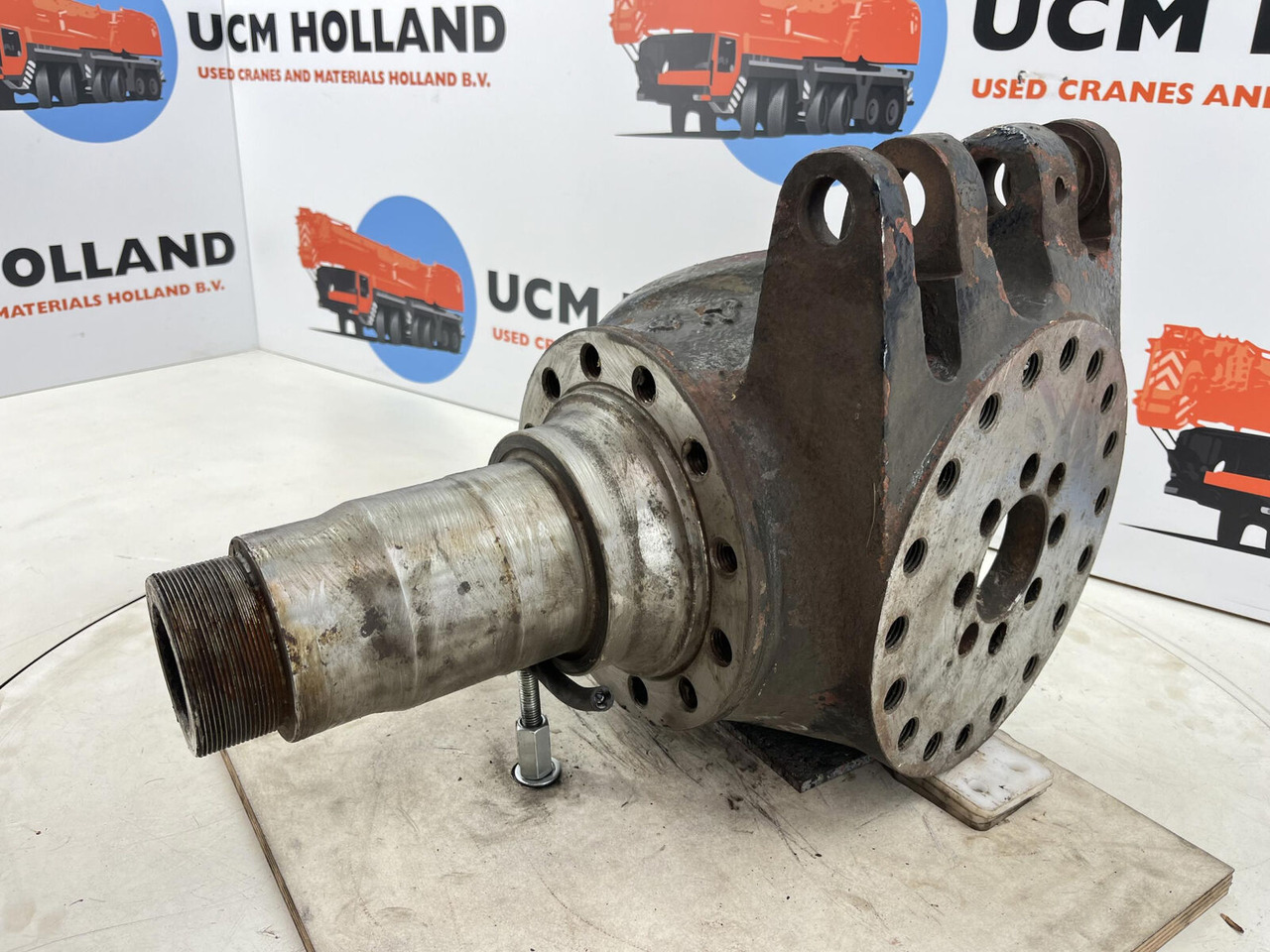 Grove GMK Steering knuckle 12 holes - Steering knuckle for Mobile crane: picture 1 Grove GMK Steering knuckle 12 holes - Steering knuckle for Mobile crane: picture 1