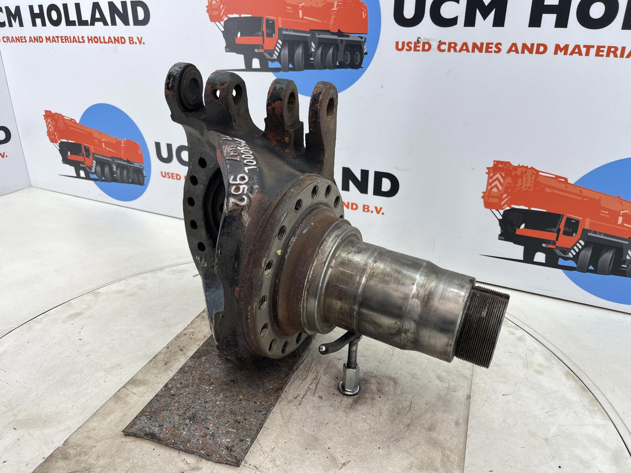 Grove GMK Steering knuckle 16 holes - Steering knuckle for Mobile crane: picture 3 Grove GMK Steering knuckle 16 holes - Steering knuckle for Mobile crane: picture 3
