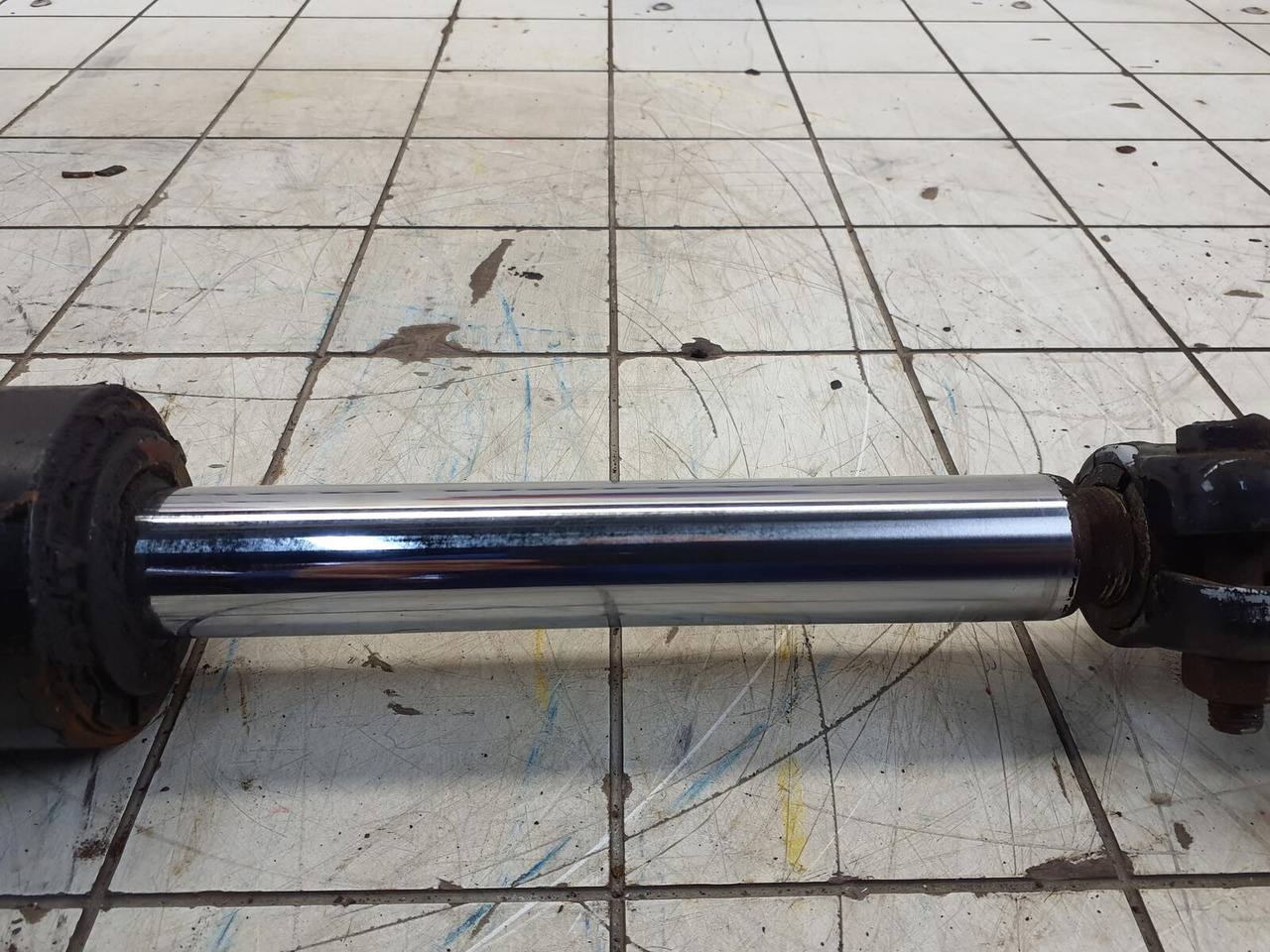 Grove Grove GMK 3055 steering cylinder axle 1 right - Hydraulic cylinder for Mobile crane: picture 5 Grove Grove GMK 3055 steering cylinder axle 1 right - Hydraulic cylinder for Mobile crane: picture 5