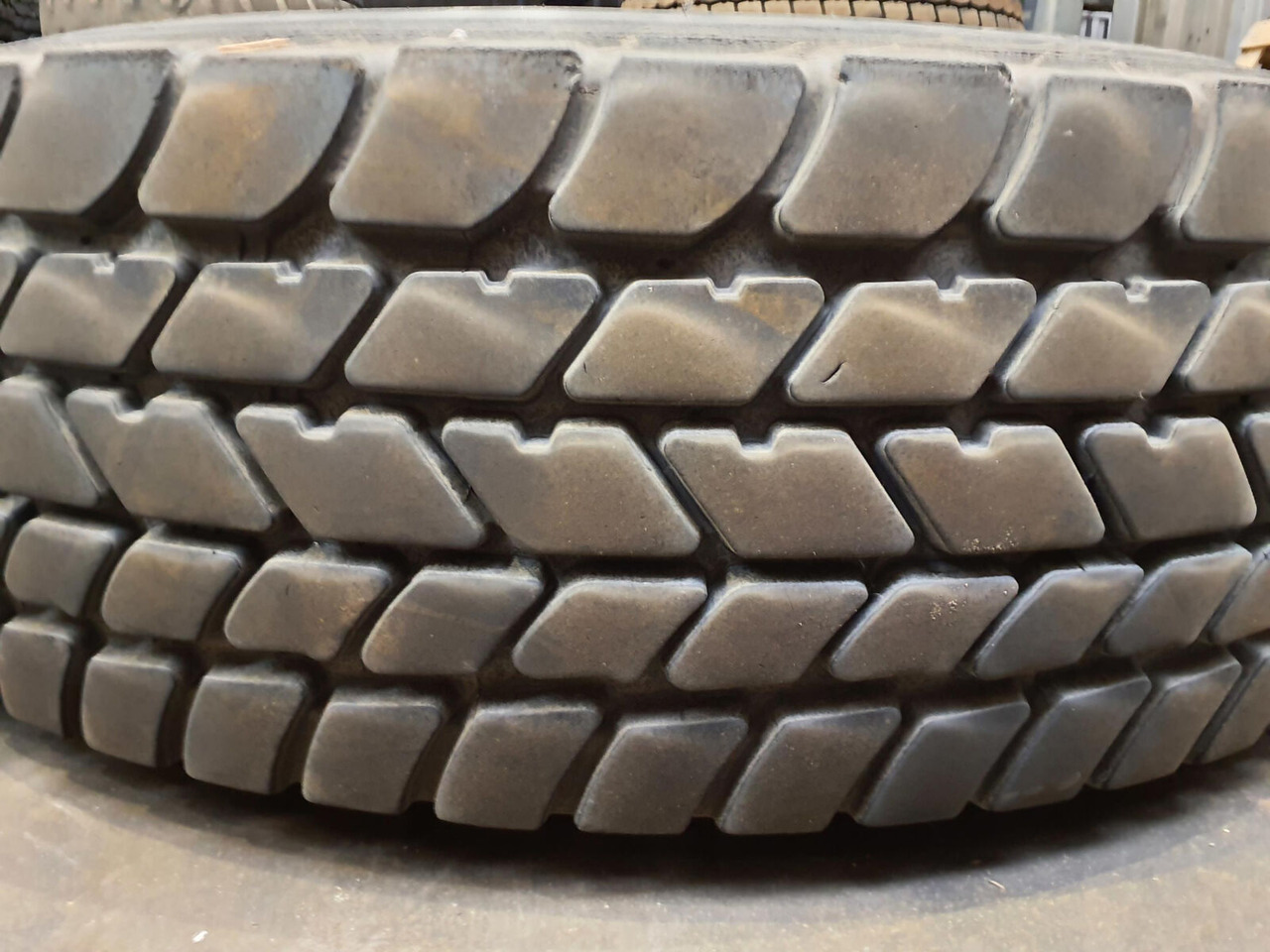 Grove Wheel 445/95R25 12 13.4 2p alu - Wheel and tire package: picture 3 Grove Wheel 445/95R25 12 13.4 2p alu - Wheel and tire package: picture 3