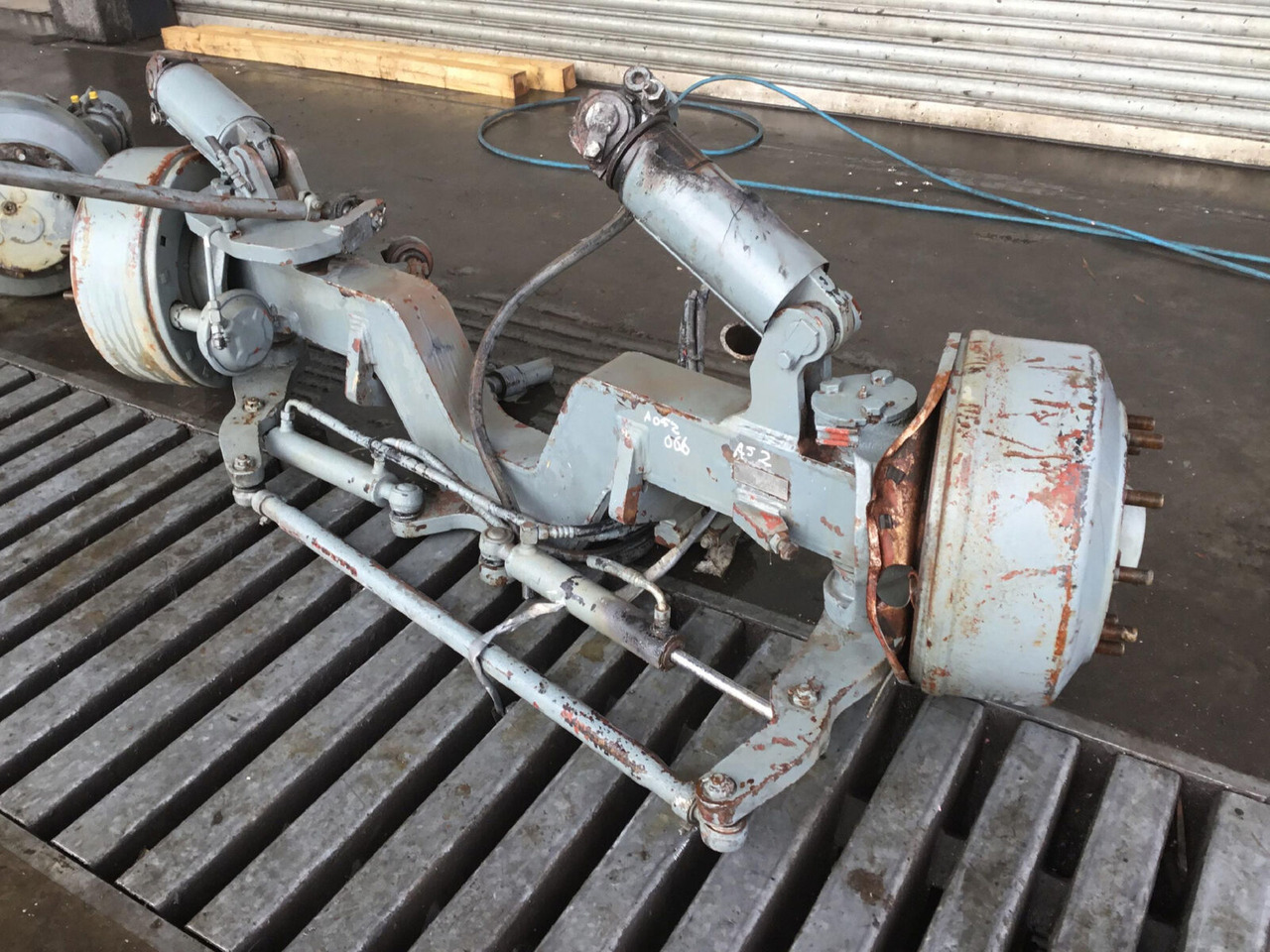 Liebherr LTM 1050-1 axle 2 - Axle and parts for Mobile crane: picture 1 Liebherr LTM 1050-1 axle 2 - Axle and parts for Mobile crane: picture 1