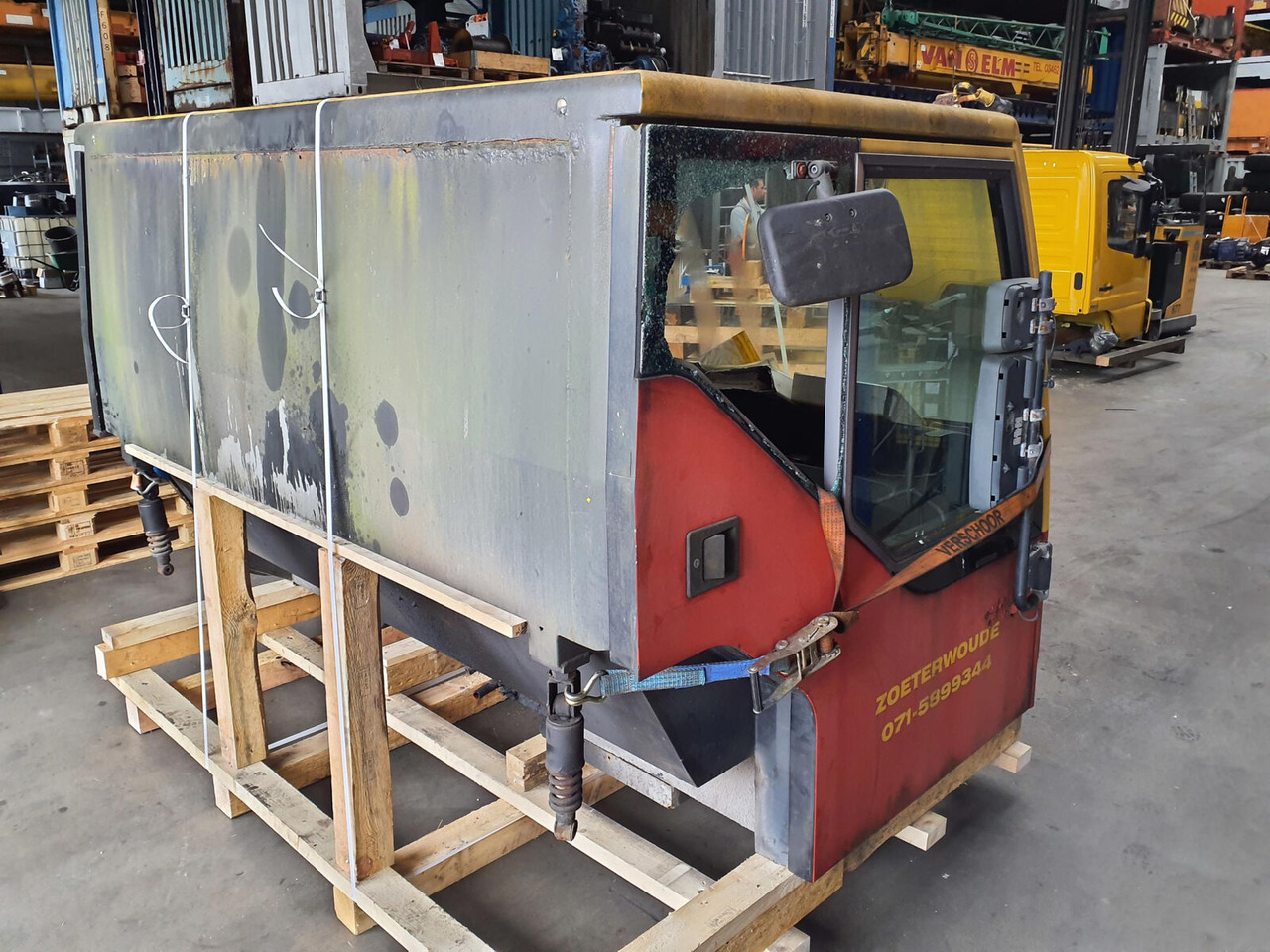 Liebherr LTM 1060-2 drivers cabin - Cab for Crane: picture 3 Liebherr LTM 1060-2 drivers cabin - Cab for Crane: picture 3