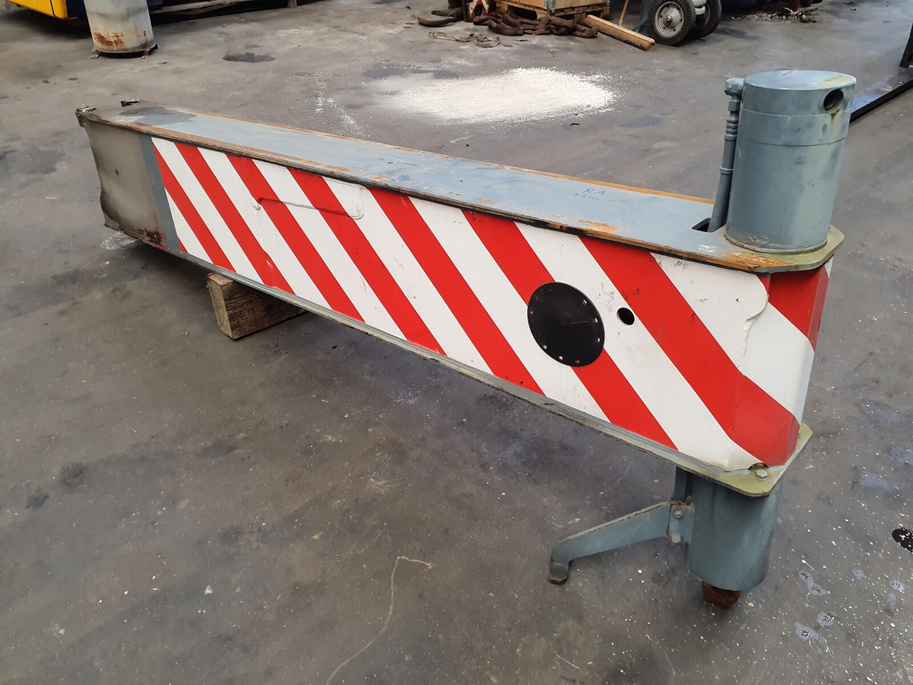 Liebherr LTM 1070-4.1 outrigger beam complete rear - Suspension for Mobile crane: picture 1 Liebherr LTM 1070-4.1 outrigger beam complete rear - Suspension for Mobile crane: picture 1