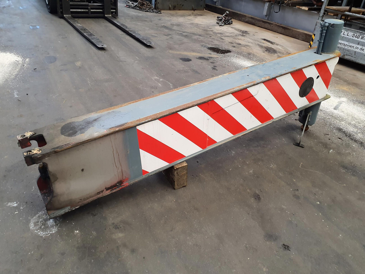 Liebherr LTM 1070-4.1 outrigger beam complete rear - Suspension for Mobile crane: picture 3 Liebherr LTM 1070-4.1 outrigger beam complete rear - Suspension for Mobile crane: picture 3