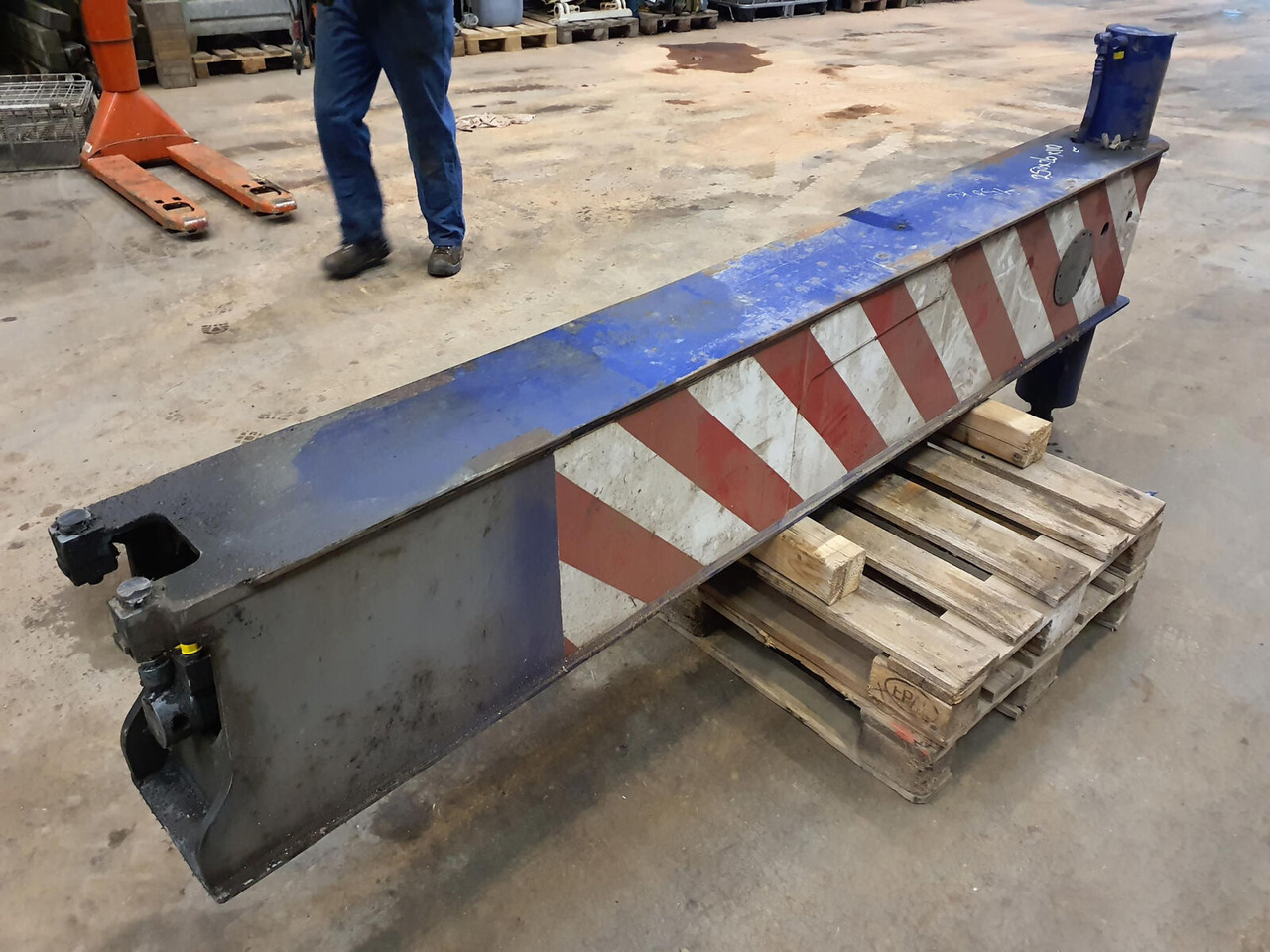 Liebherr LTM 1070-4.2 outrigger rear - Suspension for Mobile crane: picture 4 Liebherr LTM 1070-4.2 outrigger rear - Suspension for Mobile crane: picture 4