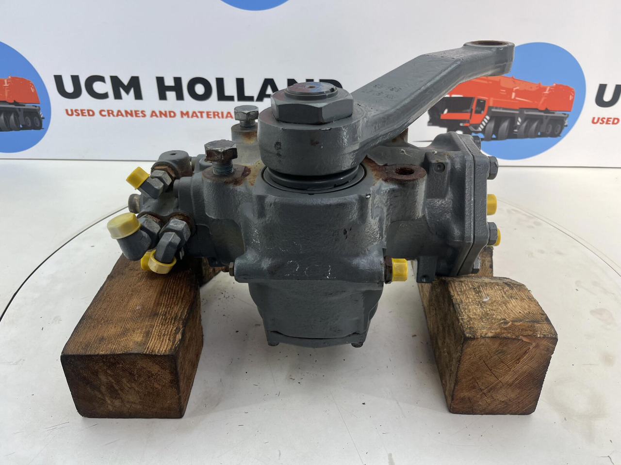 Liebherr LTM 1130-5.1 steering box - Steering gear for Mobile crane: picture 1 Liebherr LTM 1130-5.1 steering box - Steering gear for Mobile crane: picture 1