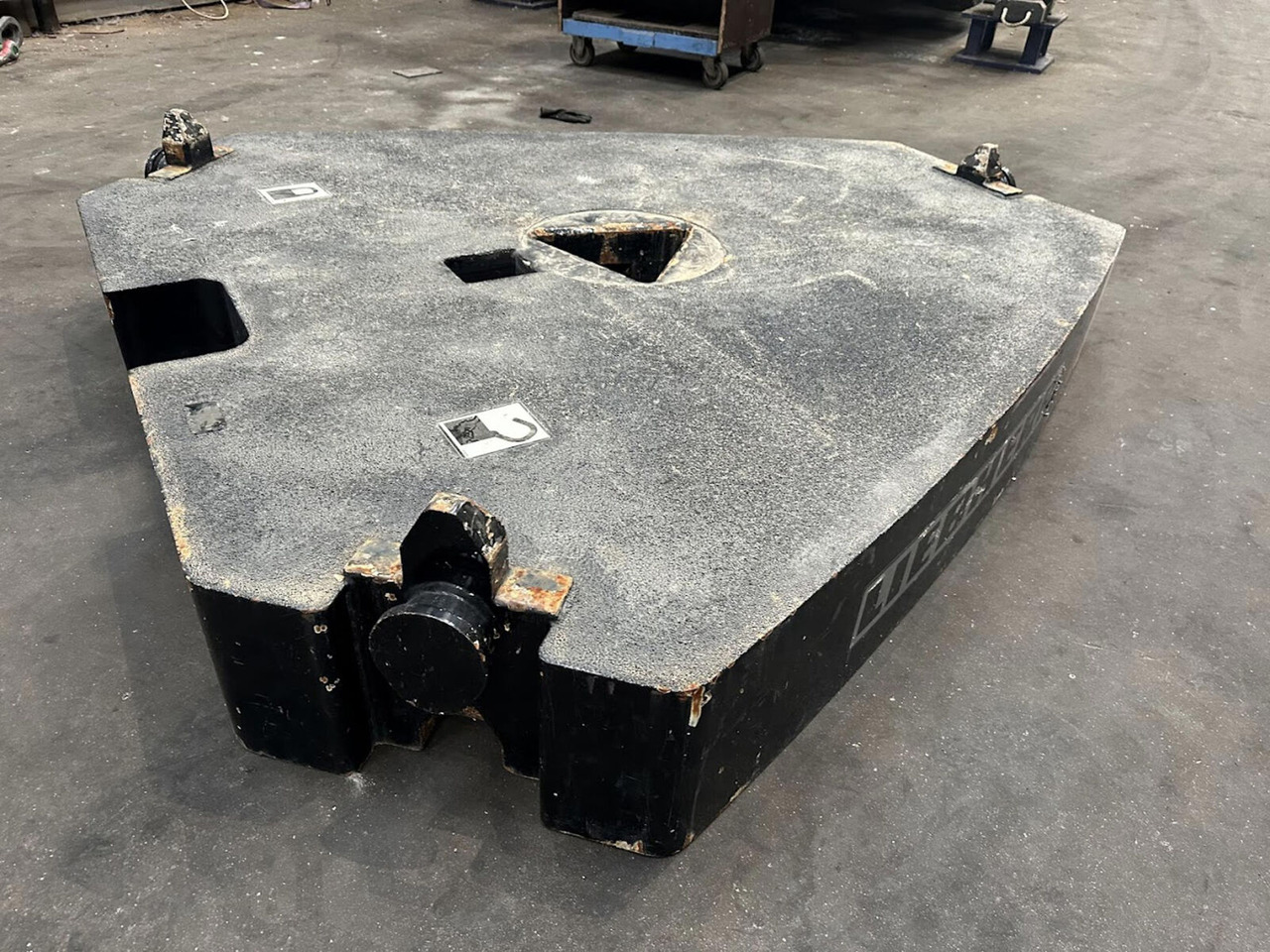 Liebherr LTM /LR counterweight 5T - Counterweight for Mobile crane: picture 2 Liebherr LTM /LR counterweight 5T - Counterweight for Mobile crane: picture 2