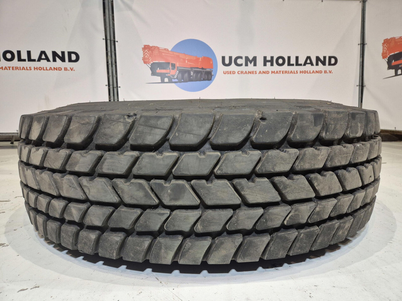 Liebherr Wheel 445/95R25 10 12 1p - Wheel and tire package: picture 3 Liebherr Wheel 445/95R25 10 12 1p - Wheel and tire package: picture 3
