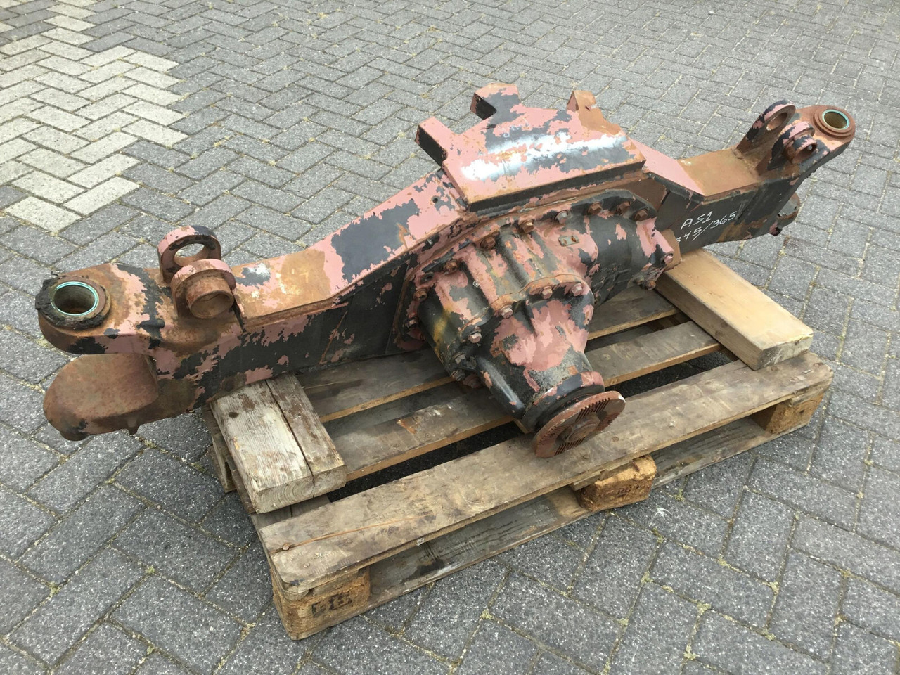 Spierings SK 345/365 axle 1 - Axle and parts for Mobile crane: picture 1 Spierings SK 345/365 axle 1 - Axle and parts for Mobile crane: picture 1