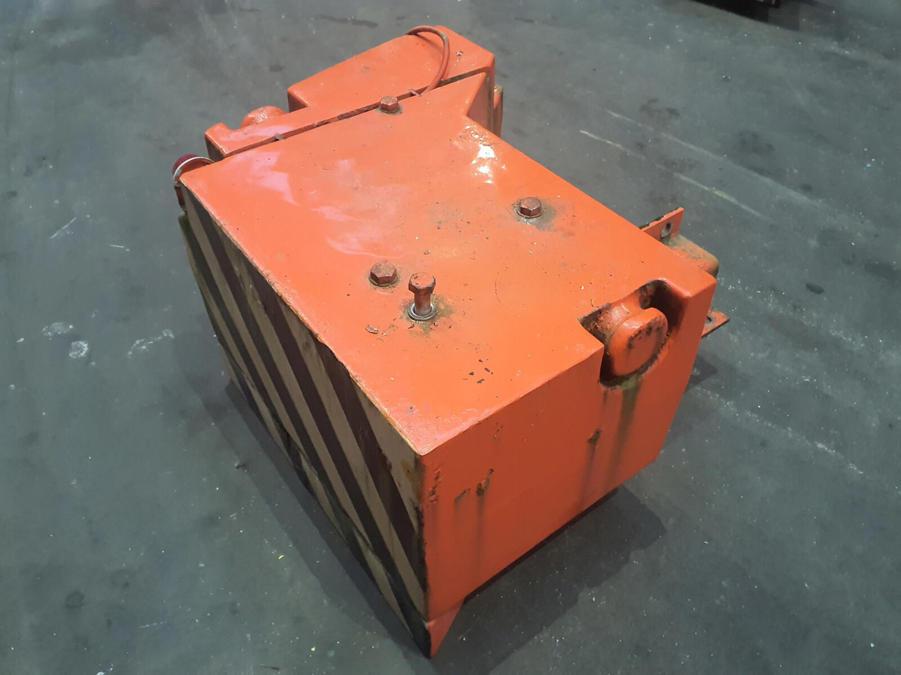 Terex AC 155 counterweight 1.2t + 0,3t right - Counterweight for Mobile crane: picture 4 Terex AC 155 counterweight 1.2t + 0,3t right - Counterweight for Mobile crane: picture 4