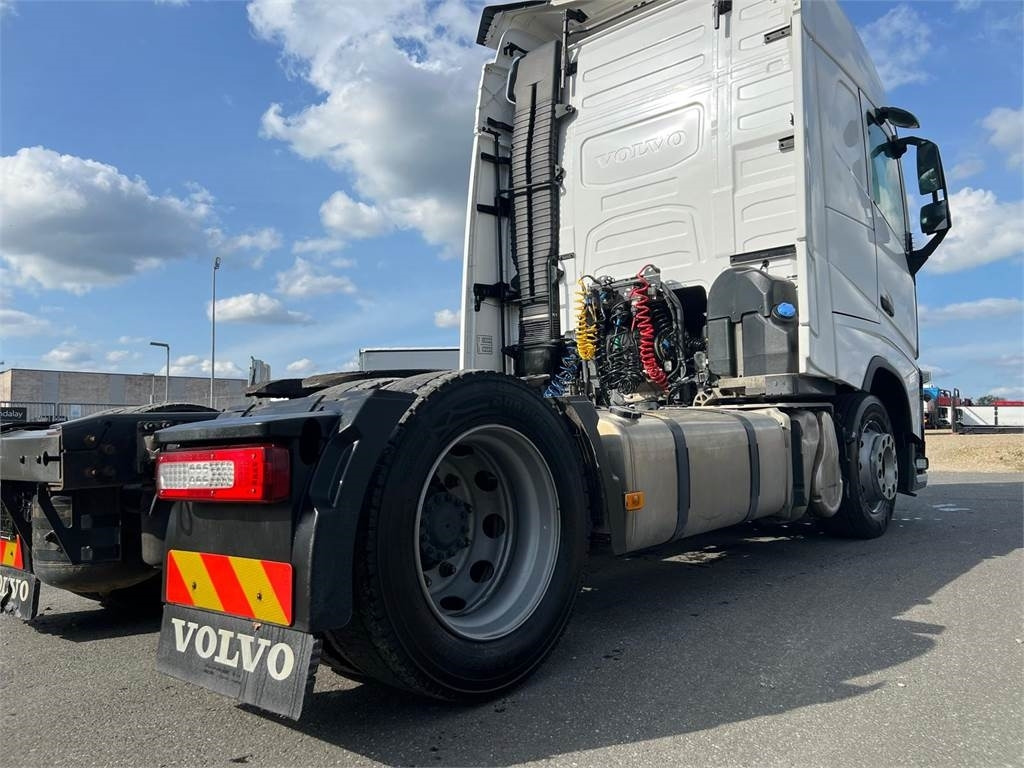 Tractor unit Volvo FH460 4x2 x-low mega: picture 6