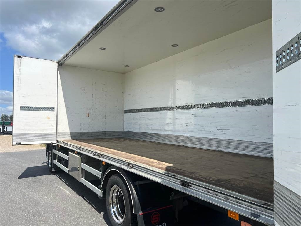 Volvo FM330 - Box truck: picture 4 Volvo FM330 - Box truck: picture 4
