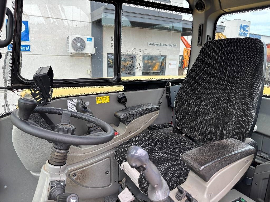 Wheel excavator Yanmar B110W PYÖRITTÄJÄLLÄ: picture 11