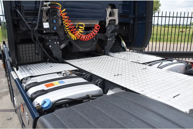 Scania S520 V8 NGS 6x2/4NB - RETARDER - FULL AIR - PARK. AIRCO - ACC - 2 x FUEL TANKS - LED LIGHTS - TOP CONDITION - - Tractor unit: picture 4 Scania S520 V8 NGS 6x2/4NB - RETARDER - FULL AIR - PARK. AIRCO - ACC - 2 x FUEL TANKS - LED LIGHTS - TOP CONDITION - - Tractor unit: picture 4
