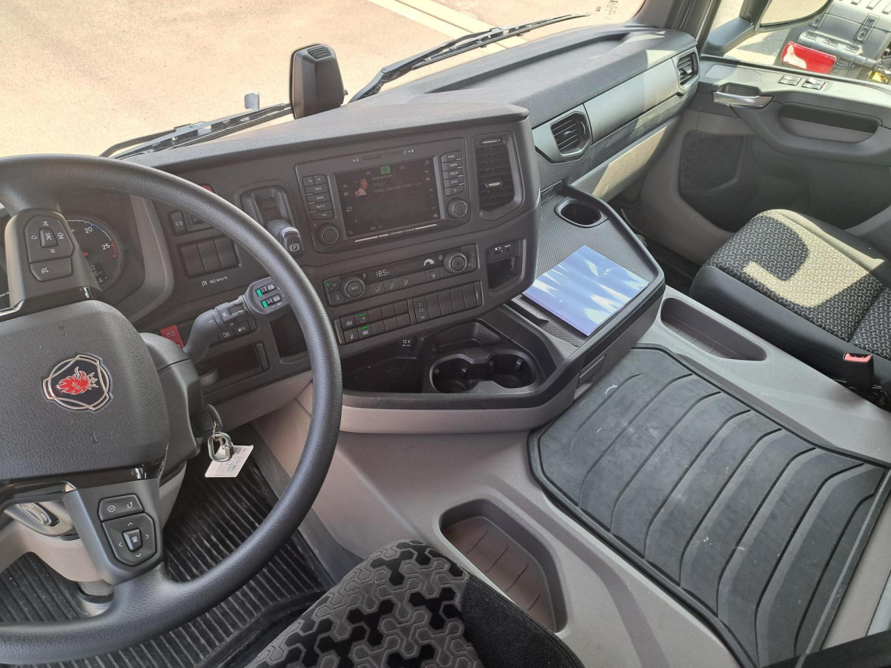 SCANIA SCANIA P280 4x2 Fourgon /Hayon 9L - Cab chassis truck: picture 4 SCANIA SCANIA P280 4x2 Fourgon /Hayon 9L - Cab chassis truck: picture 4