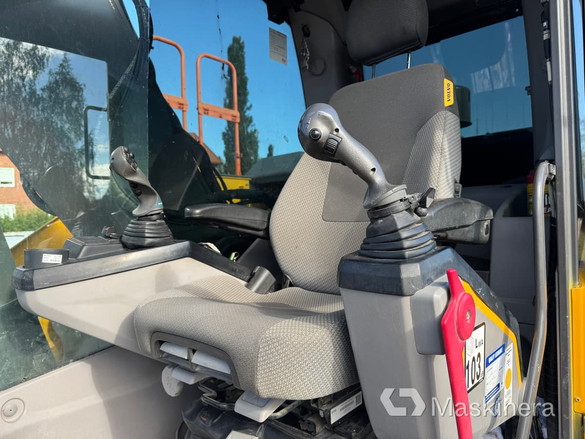 Crawler excavator Grävmaskin Volvo EC250EL med tillbehör: picture 11