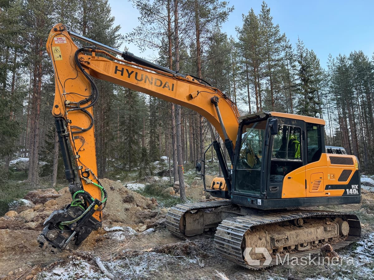 Hyundai HX 140 L Grävmaskin Hyundai HX140 L med tillbehör - Crawler excavator: picture 1 Hyundai HX 140 L Grävmaskin Hyundai HX140 L med tillbehör - Crawler excavator: picture 1