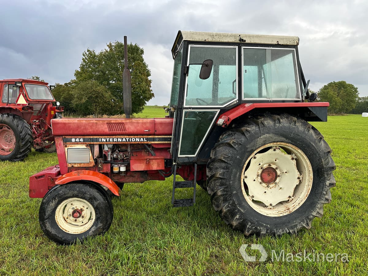 Traktor International 844 - Farm tractor: picture 2 Traktor International 844 - Farm tractor: picture 2