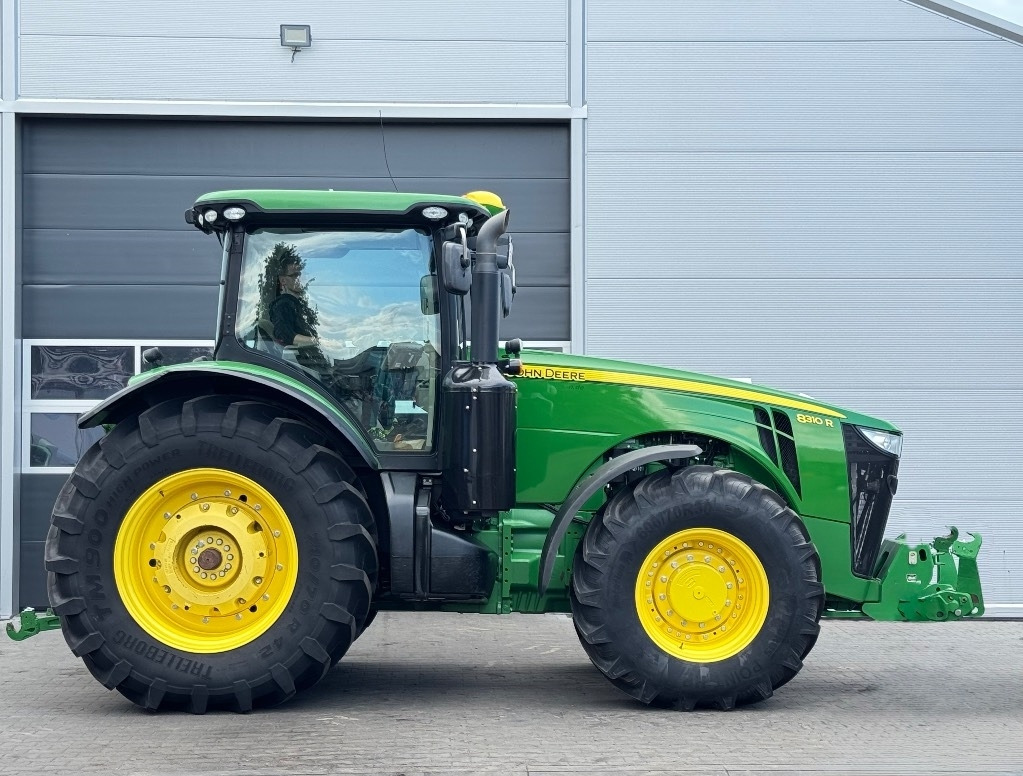 John Deere 8310 R - Farm tractor: picture 5 John Deere 8310 R - Farm tractor: picture 5