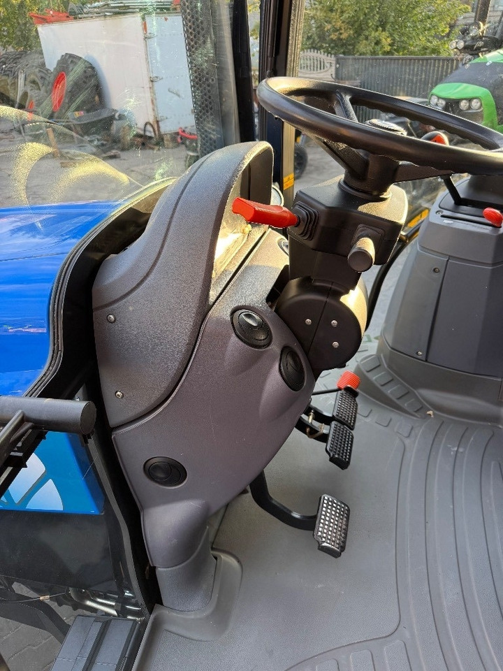 Farm tractor New Holland T 6030: picture 15