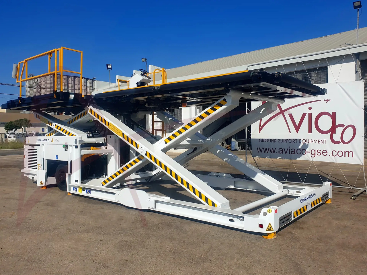 FMC COMMANDER 15iS - Aircraft cargo loader: picture 3 FMC COMMANDER 15iS - Aircraft cargo loader: picture 3