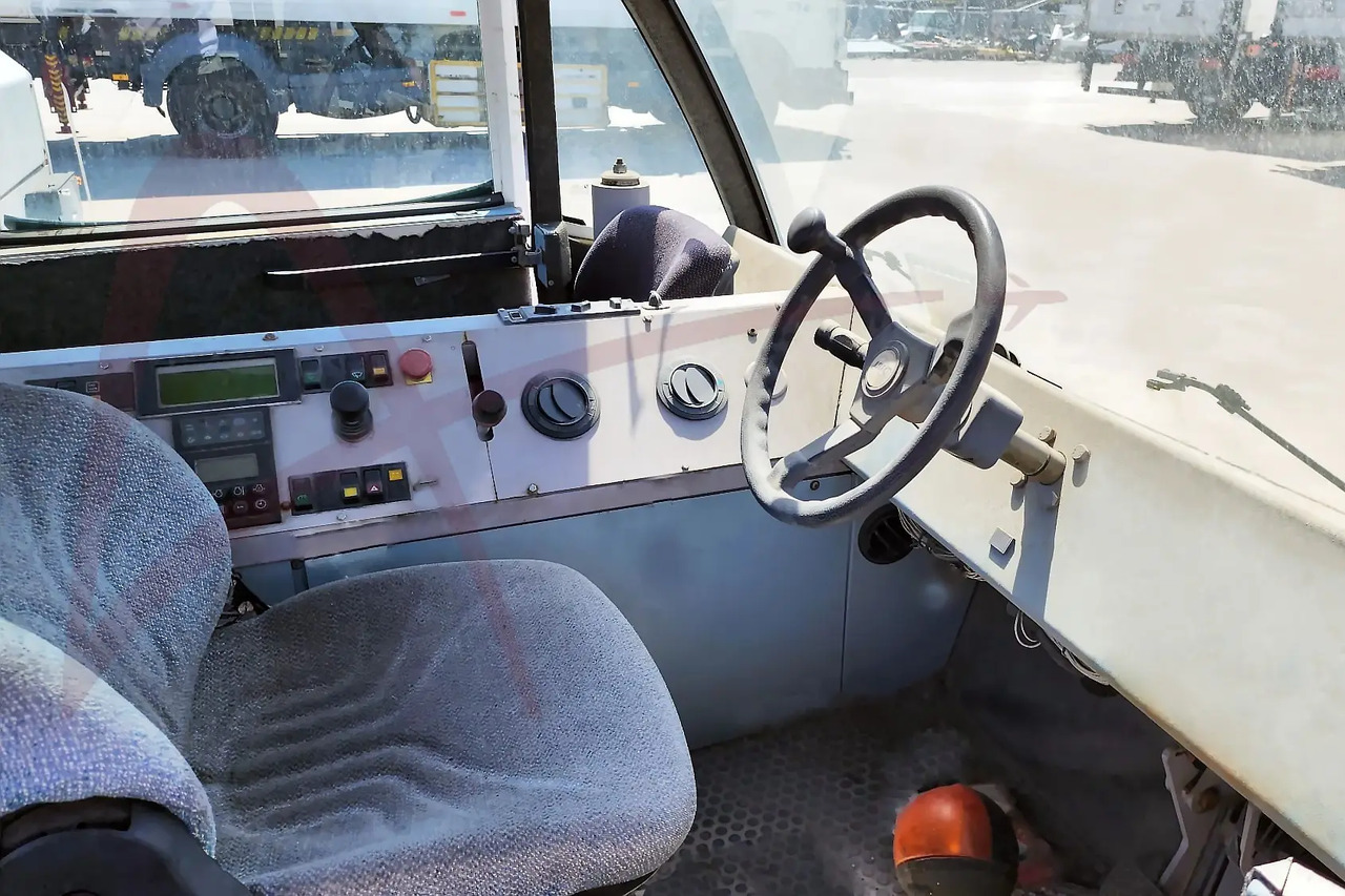 JBT AEROTECH EXPEDITER 400 - Pushback tractor: picture 3 JBT AEROTECH EXPEDITER 400 - Pushback tractor: picture 3