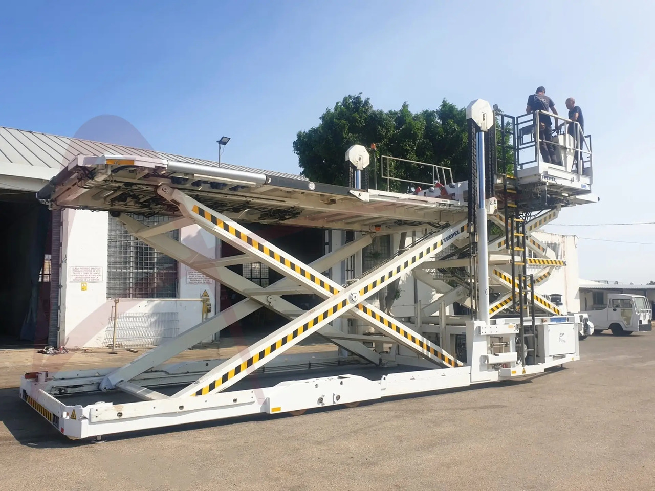 TREPEL CHAMP 140 - Aircraft cargo loader: picture 2 TREPEL CHAMP 140 - Aircraft cargo loader: picture 2