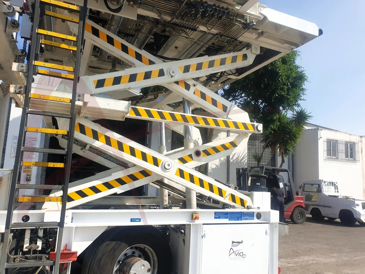 TREPEL CHAMP 140 - Aircraft cargo loader: picture 3 TREPEL CHAMP 140 - Aircraft cargo loader: picture 3