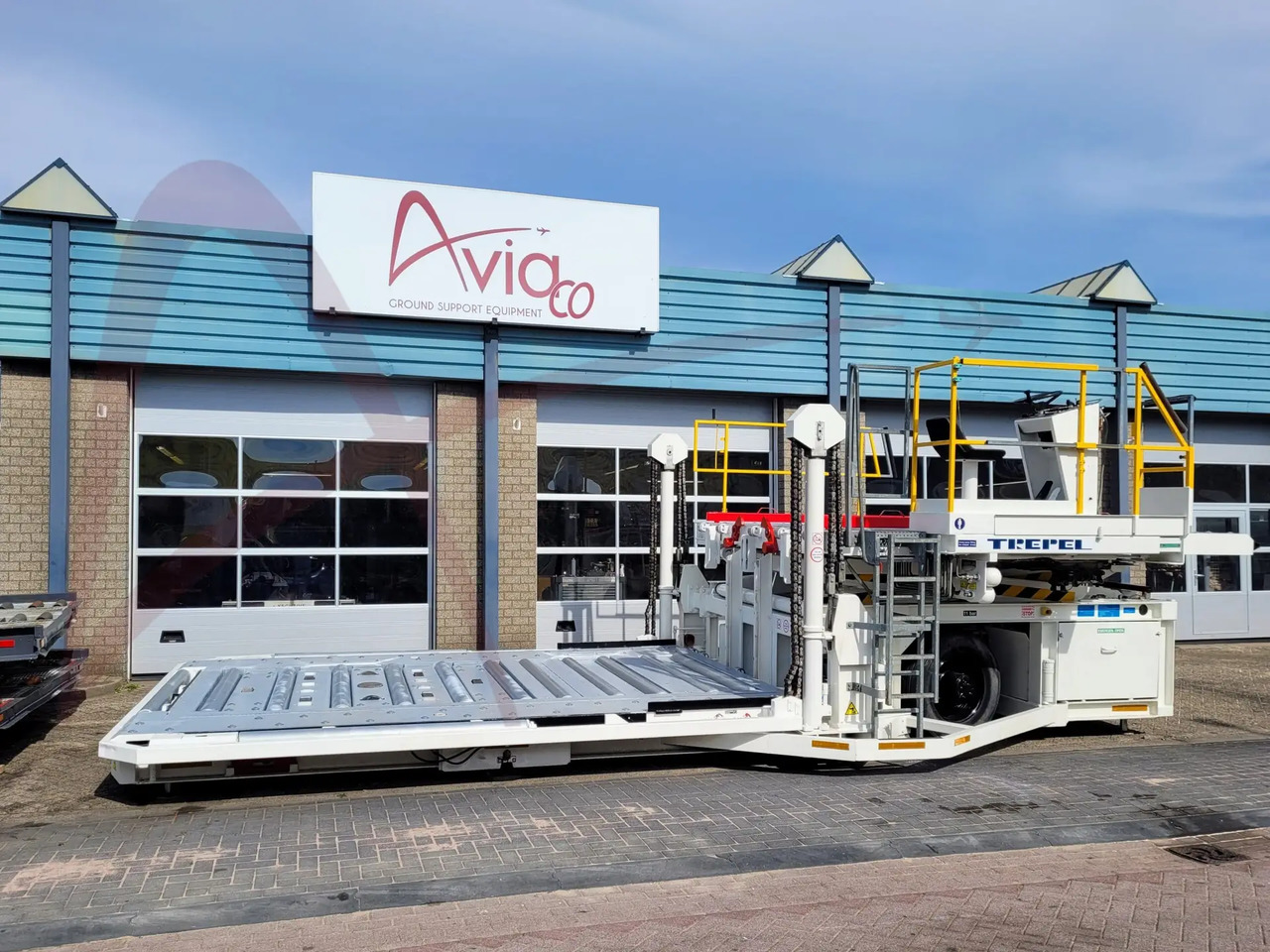 TREPEL CHAMP 70W - Aircraft cargo loader: picture 2 TREPEL CHAMP 70W - Aircraft cargo loader: picture 2