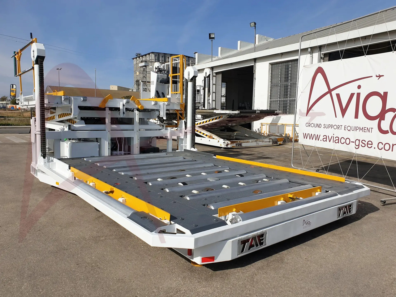 TREPEL CHAMP70W - Aircraft cargo loader: picture 3 TREPEL CHAMP70W - Aircraft cargo loader: picture 3