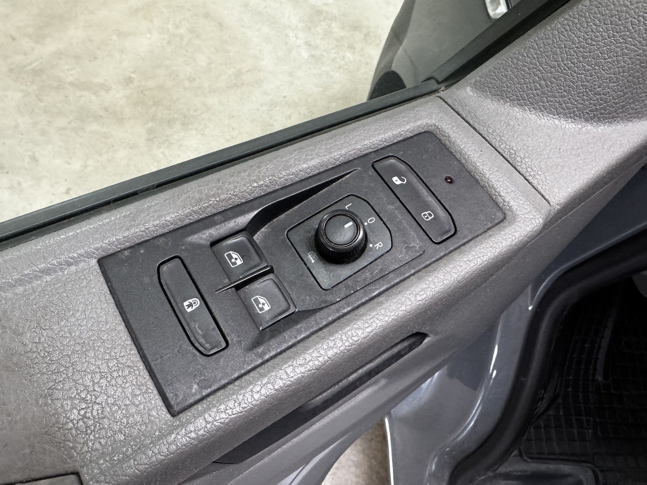 Lease a  Volkswagen T6.1 lang 5-Sitzer 2.0 TDI 4Motion puregrey Volkswagen T6.1 lang 5-Sitzer 2.0 TDI 4Motion puregrey: picture 12