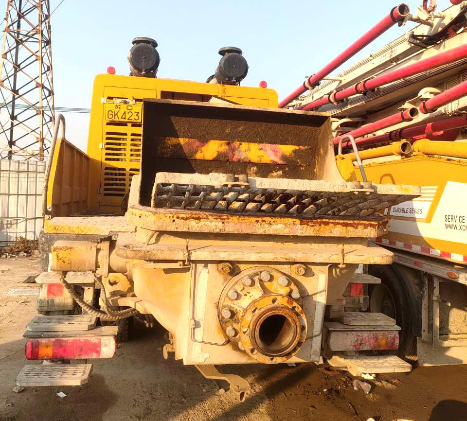 XCMG Official HBC10050V Second Hand Truck Mounted Line Concrete Pump With High Quality - Concrete equipment: picture 4 XCMG Official HBC10050V Second Hand Truck Mounted Line Concrete Pump With High Quality - Concrete equipment: picture 4