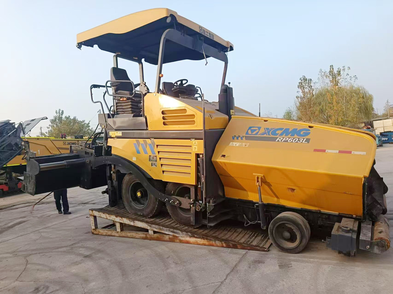 XCMG Official Road Construction Machinery RP603L 6m Used Asphalt Paver Machines Hot Sale - Asphalt paver: picture 2 XCMG Official Road Construction Machinery RP603L 6m Used Asphalt Paver Machines Hot Sale - Asphalt paver: picture 2